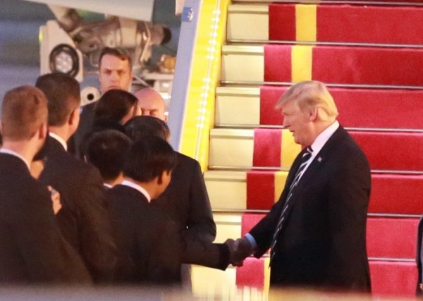Tổng thống Donald Trump bắt đầu chuyến thăm cấp Nhà nước tới Việt Nam